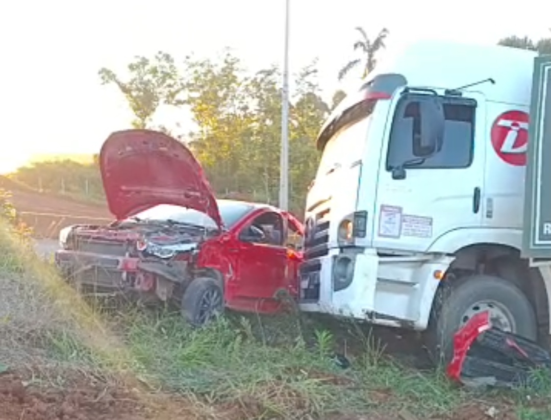 Carro colide contra caminhão na região do Cará-Cará em PG