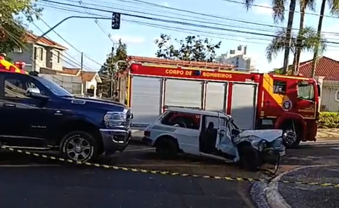 URGENTE: Carros colidem no bairro Oficinas e vítimas ficam feridas e presas em veículo