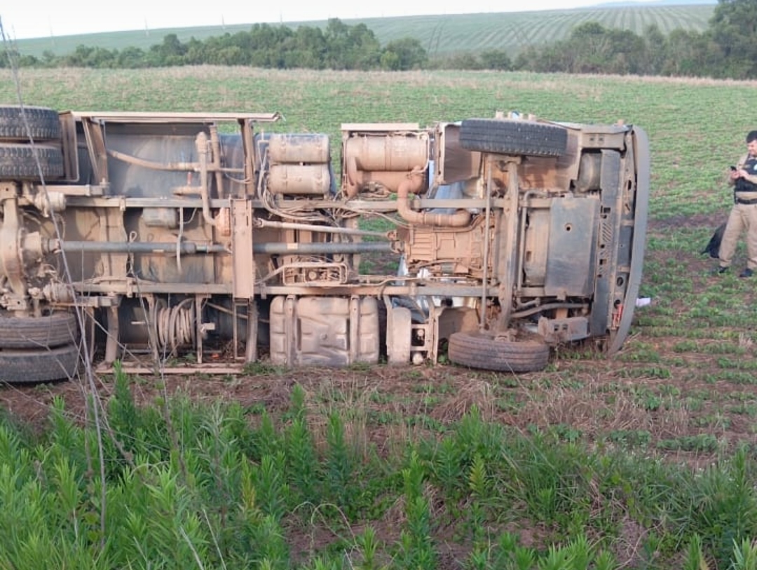 Caminhoneiro morre após acidente na PR-090, em Castro