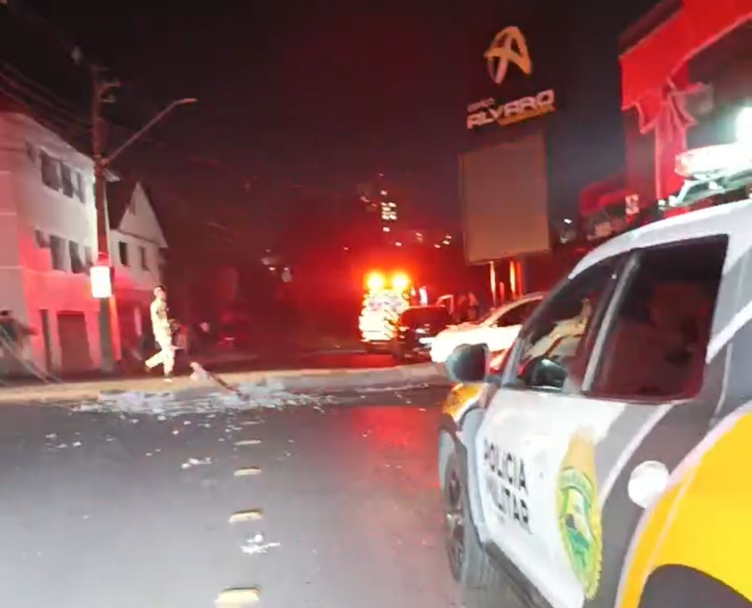 Três pessoas ficam feridas após veículo perder freio e colidir contra poste, em PG