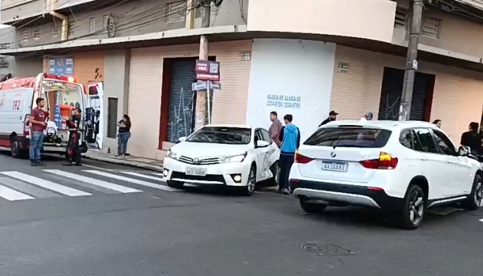 AGORA: Colisão entre carros no Centro de PG deixa uma mulher ferida