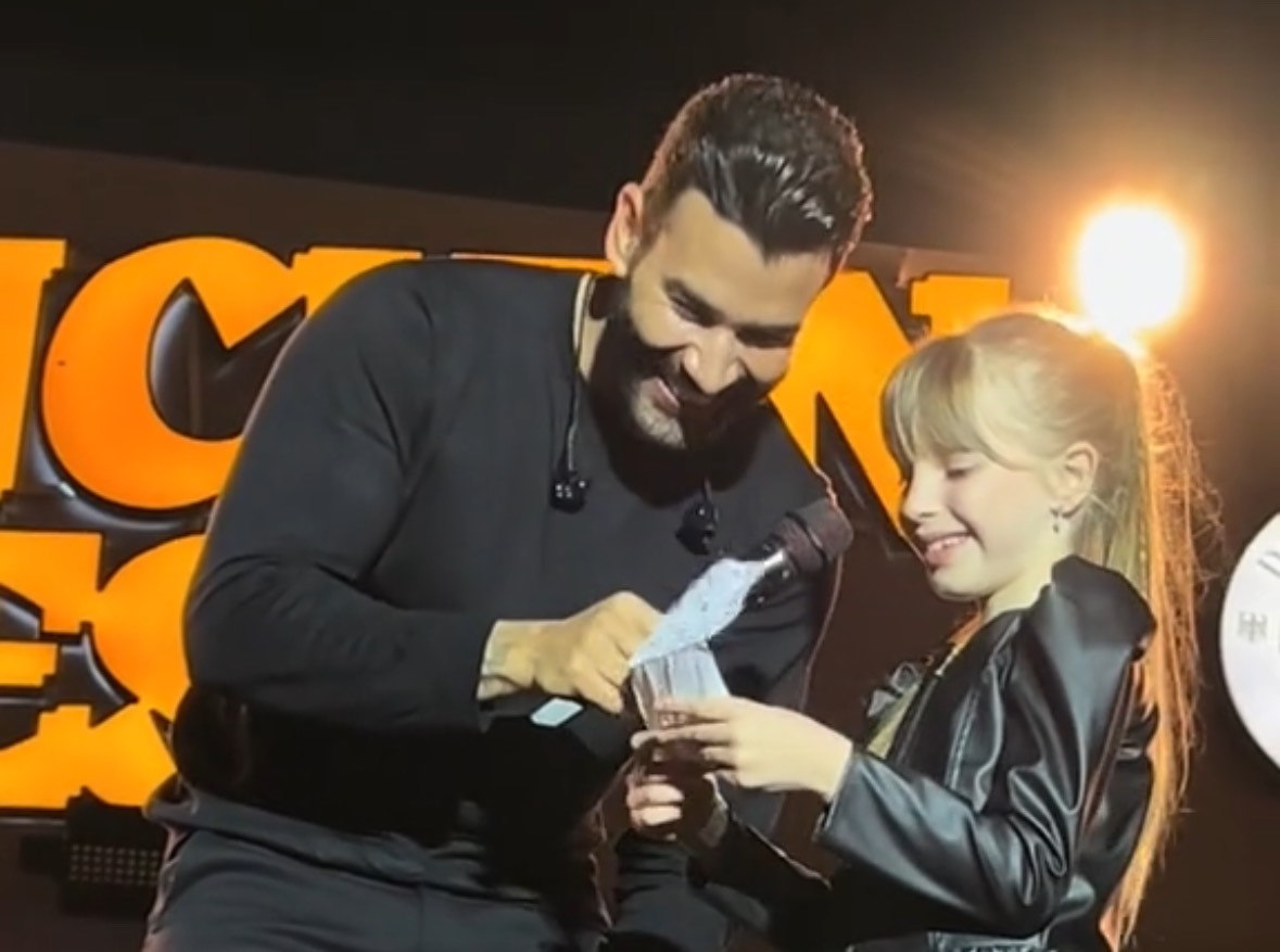 VÍDEO: Gusttavo Lima emociona público ao prometer cavalo para fã mirim durante show na Munchen Fest
