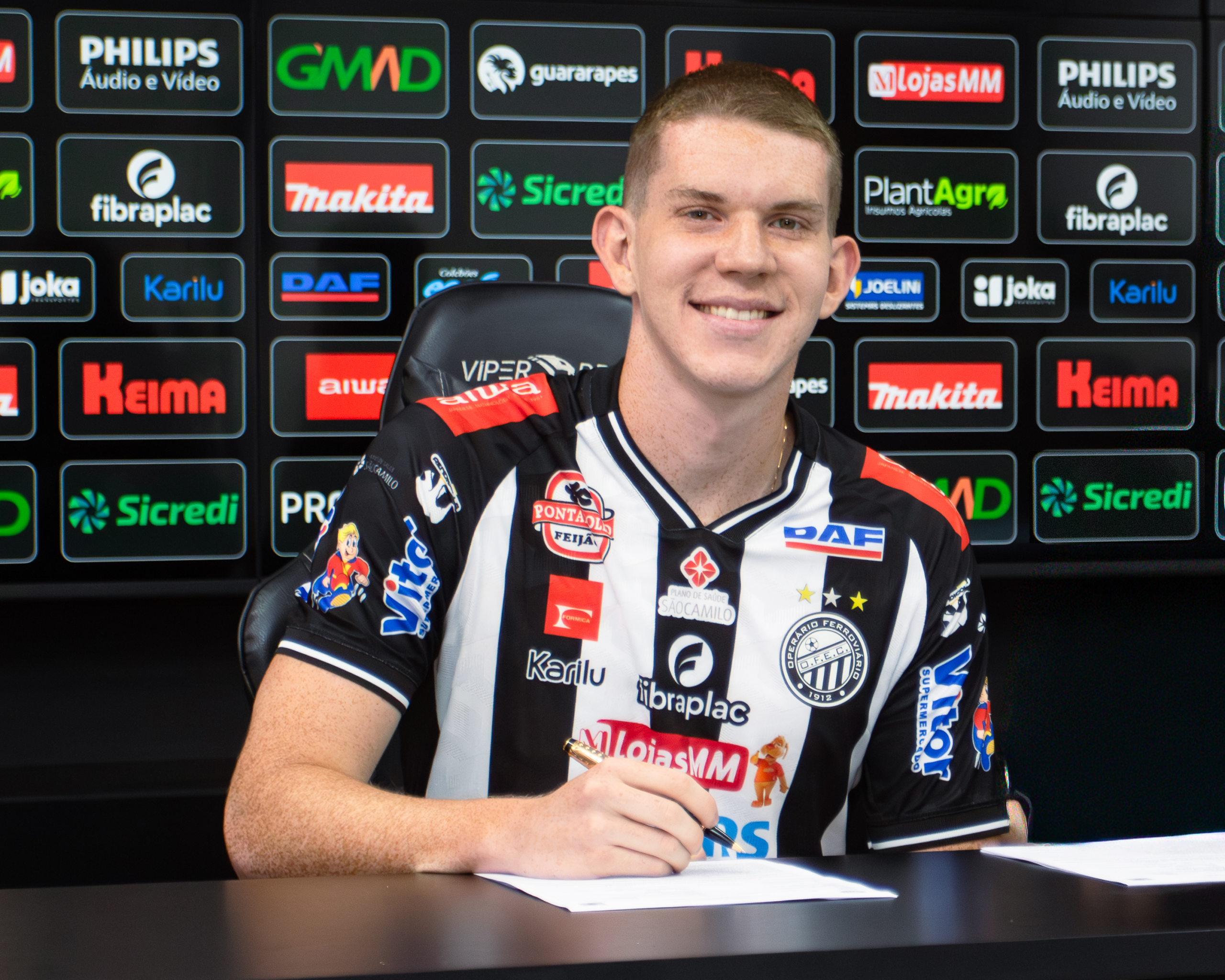 OFEC contrata Zagueiro Bernardo, do Sub-20 e time diz que assinatura simboliza mais um passo no projeto de formação de novos profissionais