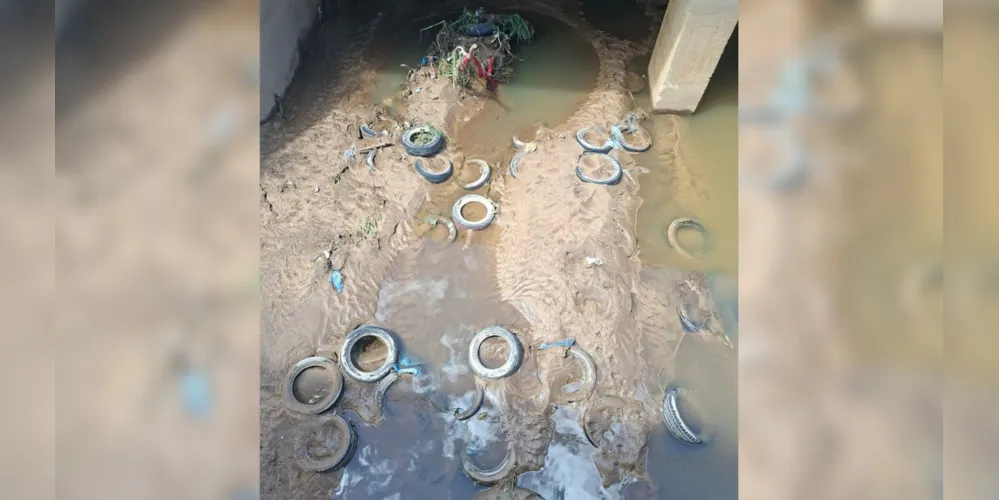 Cinco caminhões de pneus são retirados do Rio Ronda