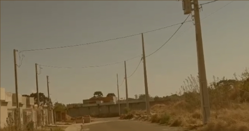 Moradores denunciam abandono e cobram ação imediata da Prefeitura por falta de iluminação em rua de PG