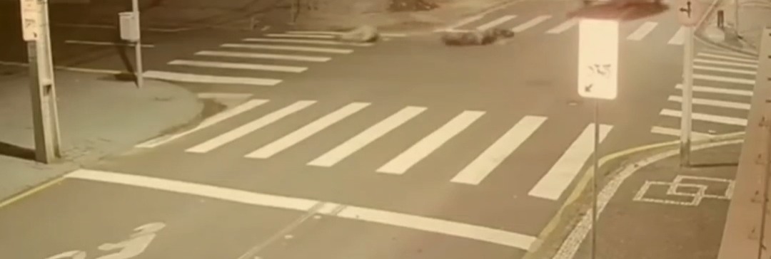 Vídeo: Câmera flagra momento exato de colisão entre carro e moto em PG