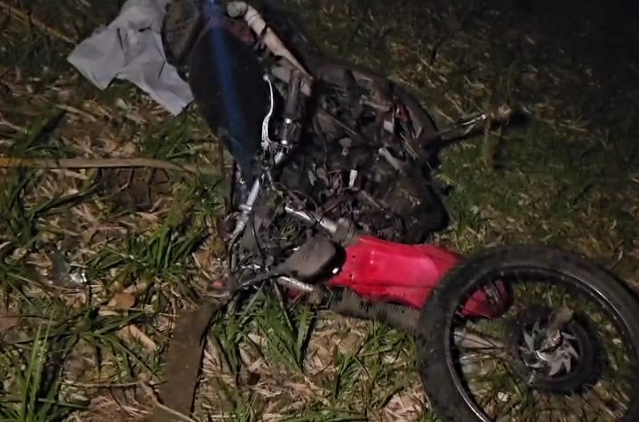 Motociclista fica gravemente ferido após colisão com trem 