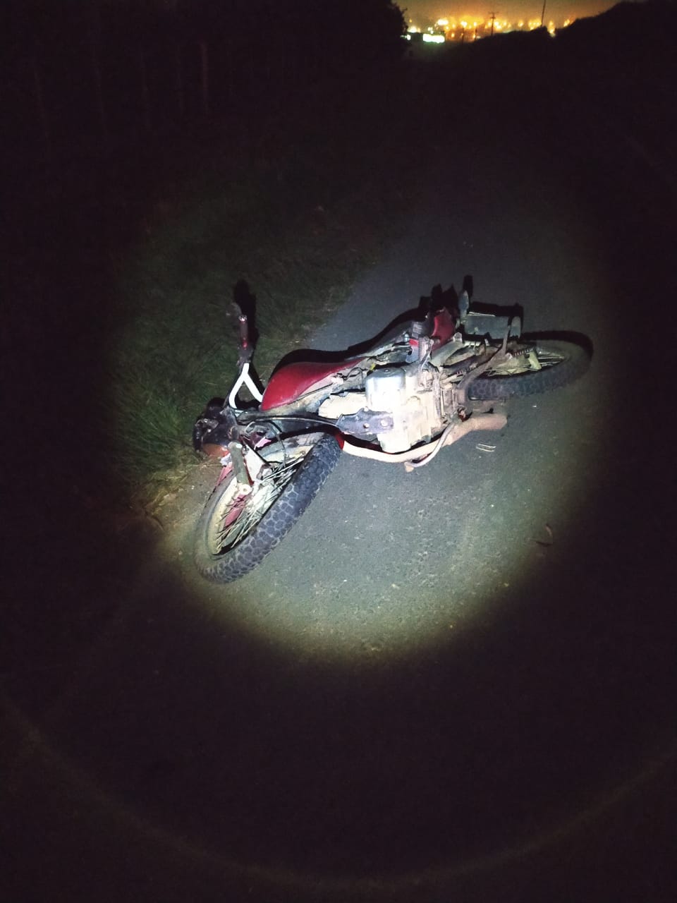 Motociclista fica ferido após colisão entre ‘CG’ e ônibus em Castro