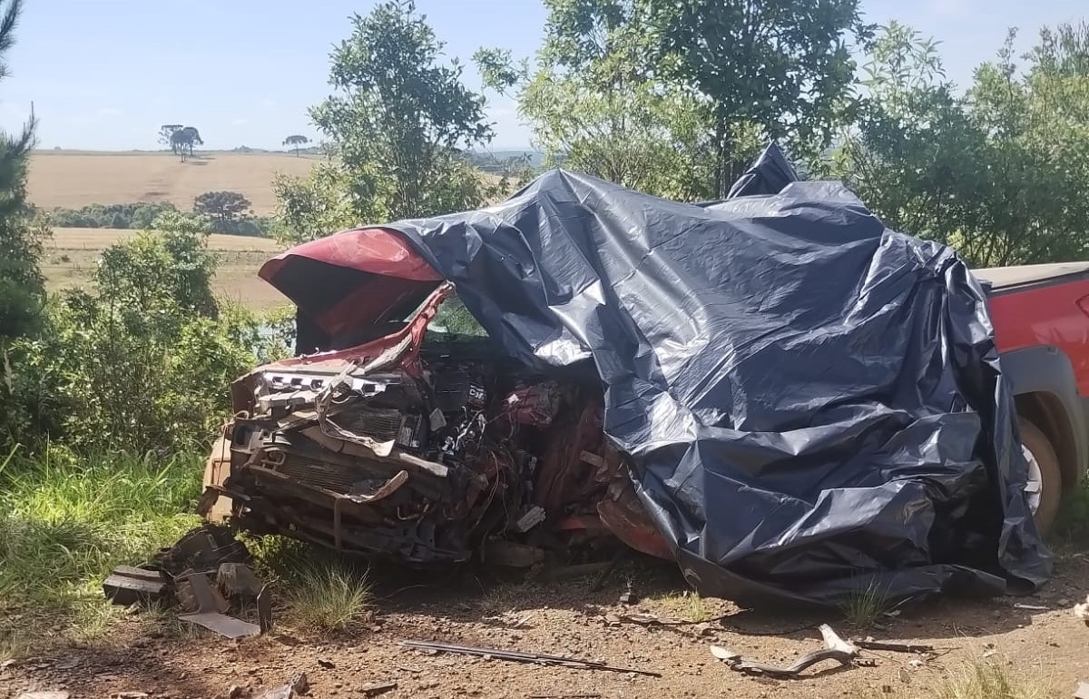 Colisão frontal entre picape e caminhão mata motorista em rodovia do PR