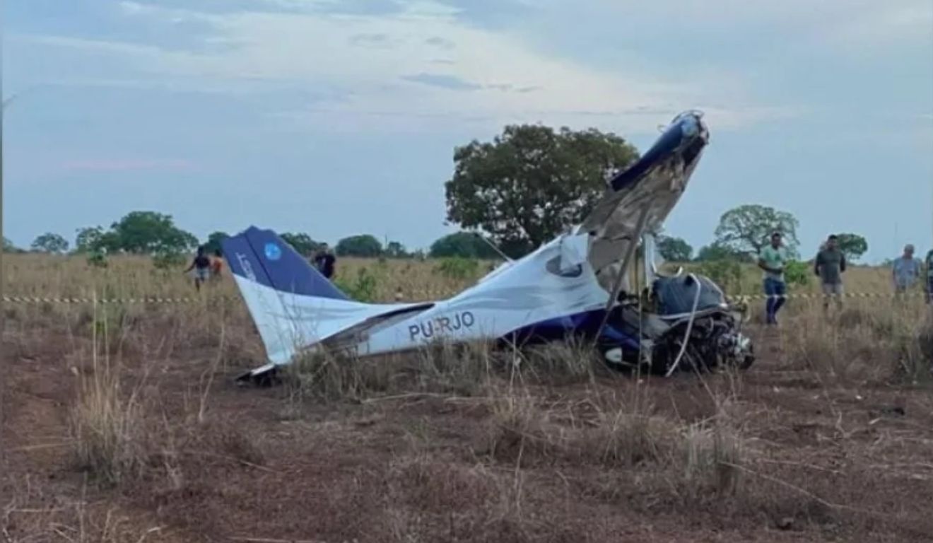 Avião de pequeno porte cai em fazenda e deixa dois mortos