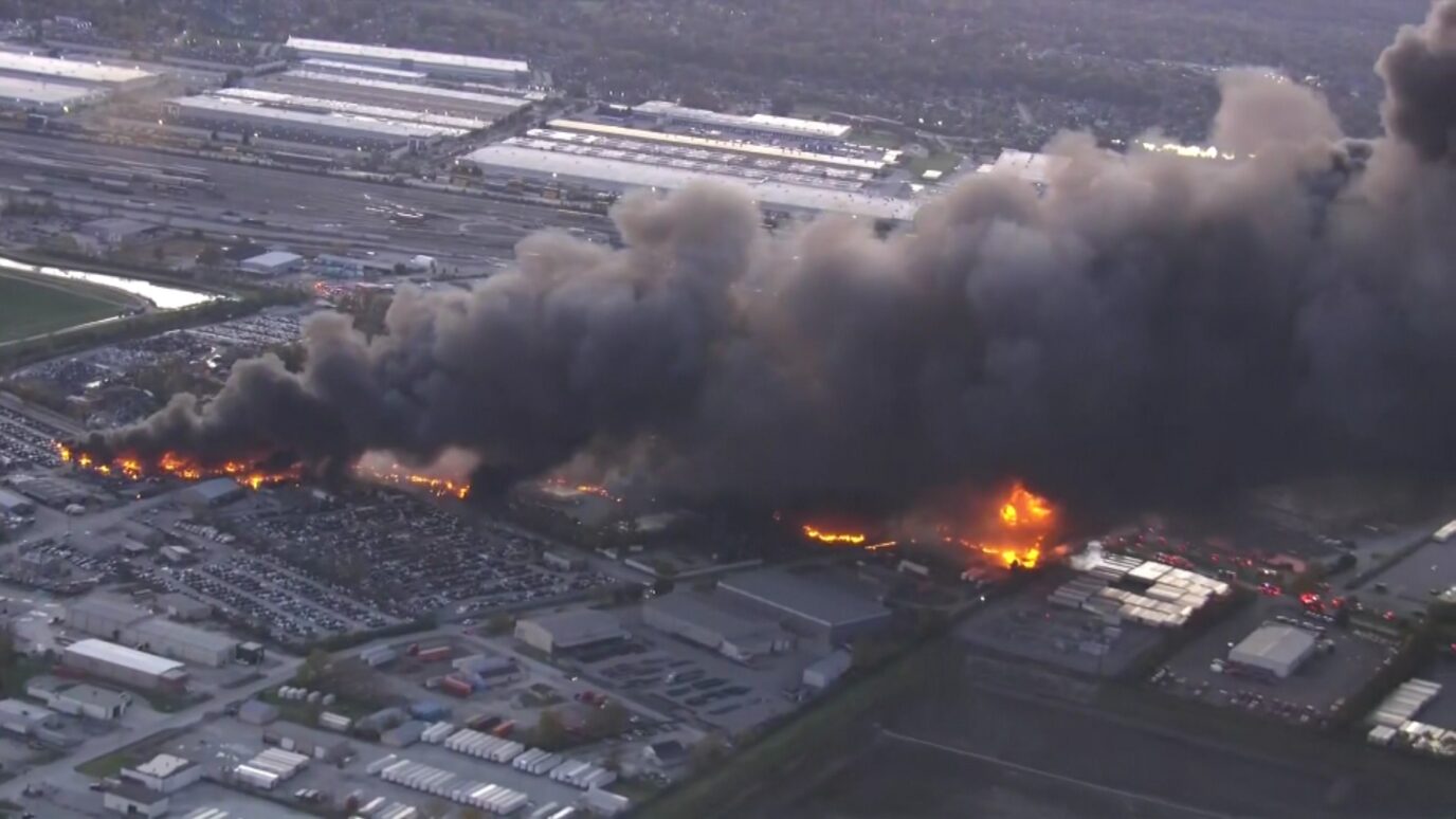 Avião cargueiro caí e deixa ao menos sete mortos