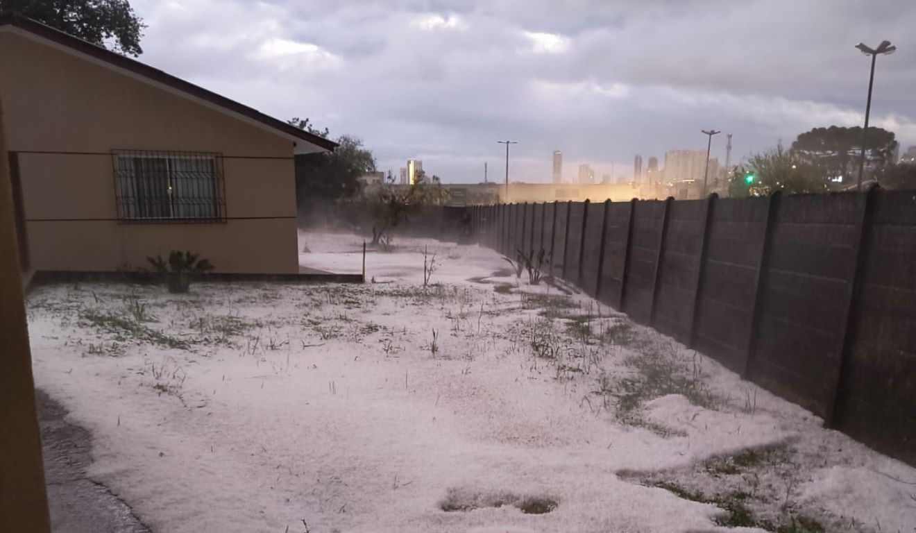 Temporal com granizo deixa Ponta Grossa coberta de gelo e afeta mais de 6 mil moradores
