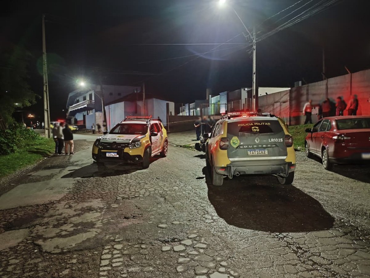 Homem é assassinado enquanto caminhava com o amigo 