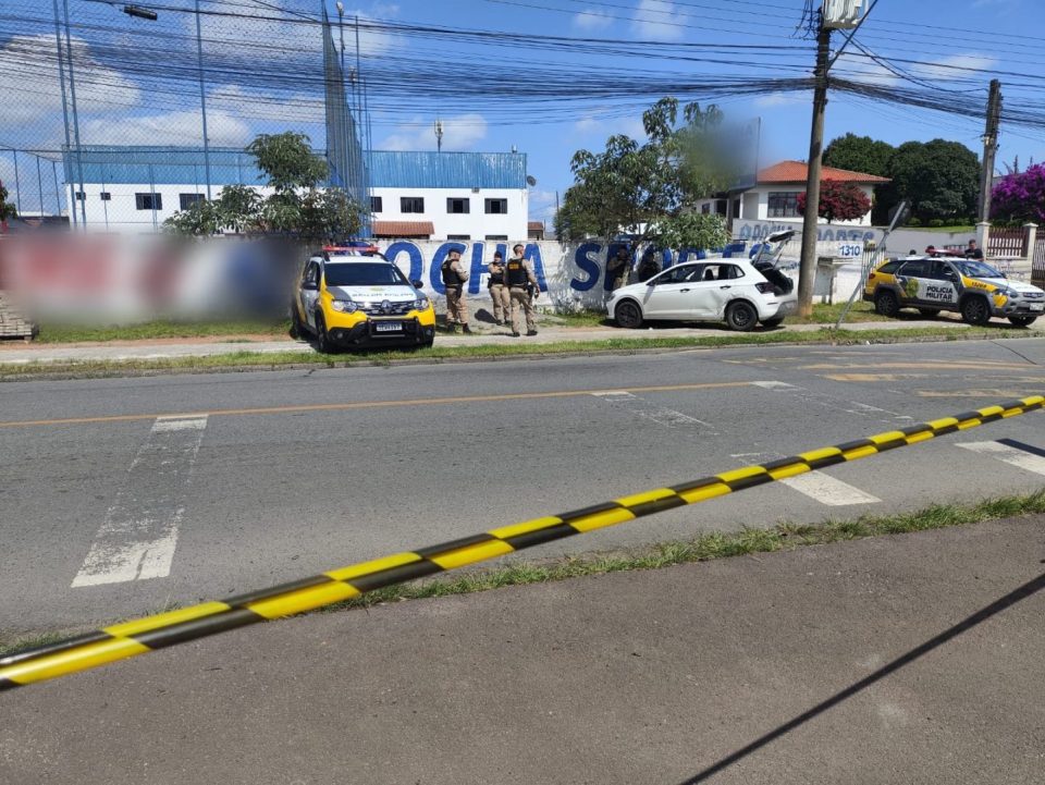 Homem é morto a tiros dentro de carro