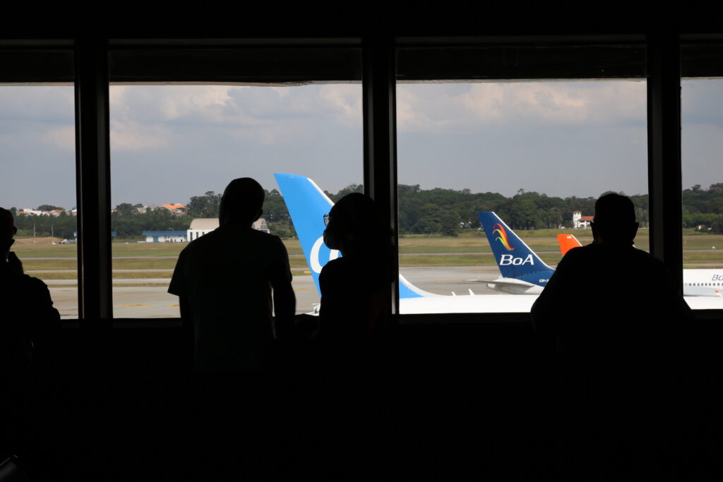 Paralisação nos EUA provoca cancelamento de 800 voos nesta sexta-feira (7)