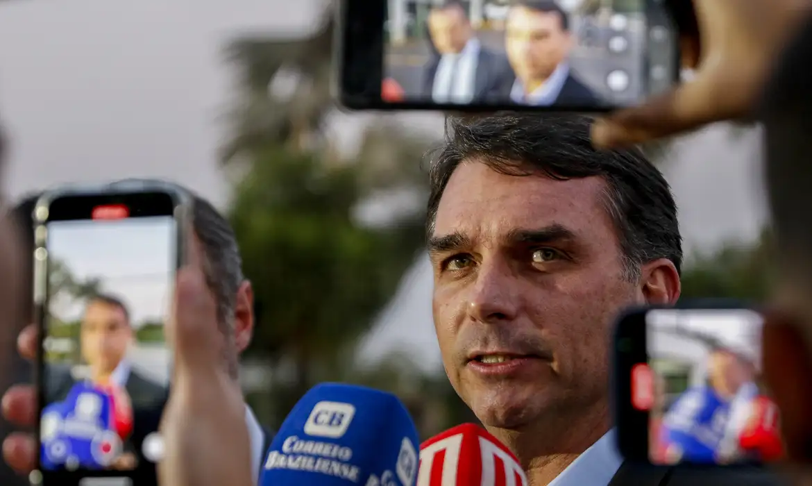 Moraes autoriza visita de 30 minutos aos filhos de Bolsonaro na PF