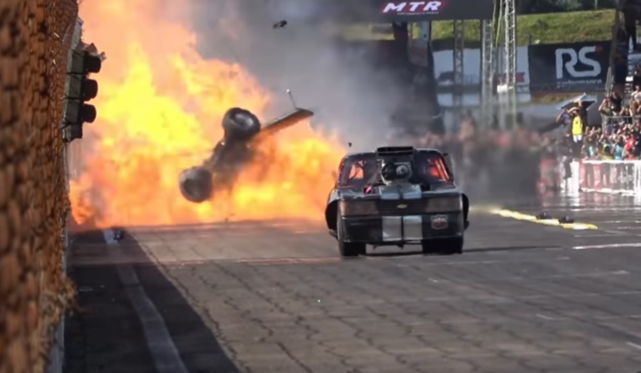 Piloto paranaense escapa ileso de capotamento durante arrancadão