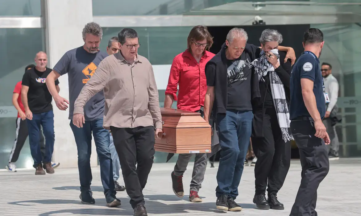 Familiares, amigos e políticos se despedem de Paulo Frateschi assassinado pelo próprio filho