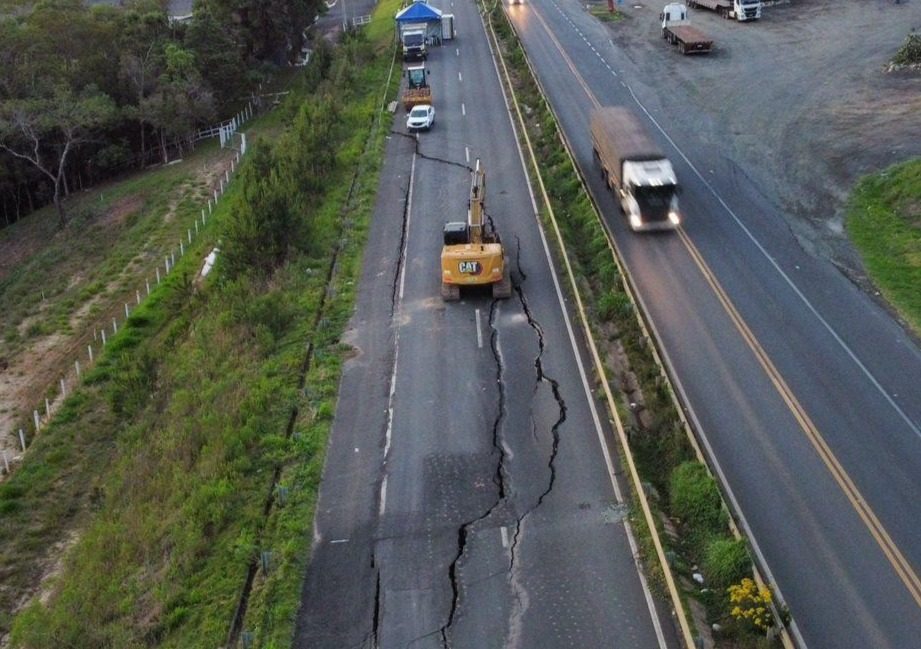 Após 10 meses, concessionária inicia obra de faixas interditadas por deslizamento na BR-376