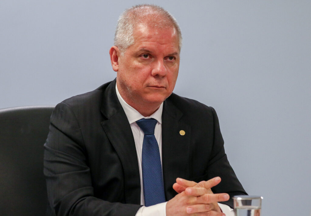 Ex-presidente do INSS é preso em operação da PF contra descontos ilegais em aposentadorias