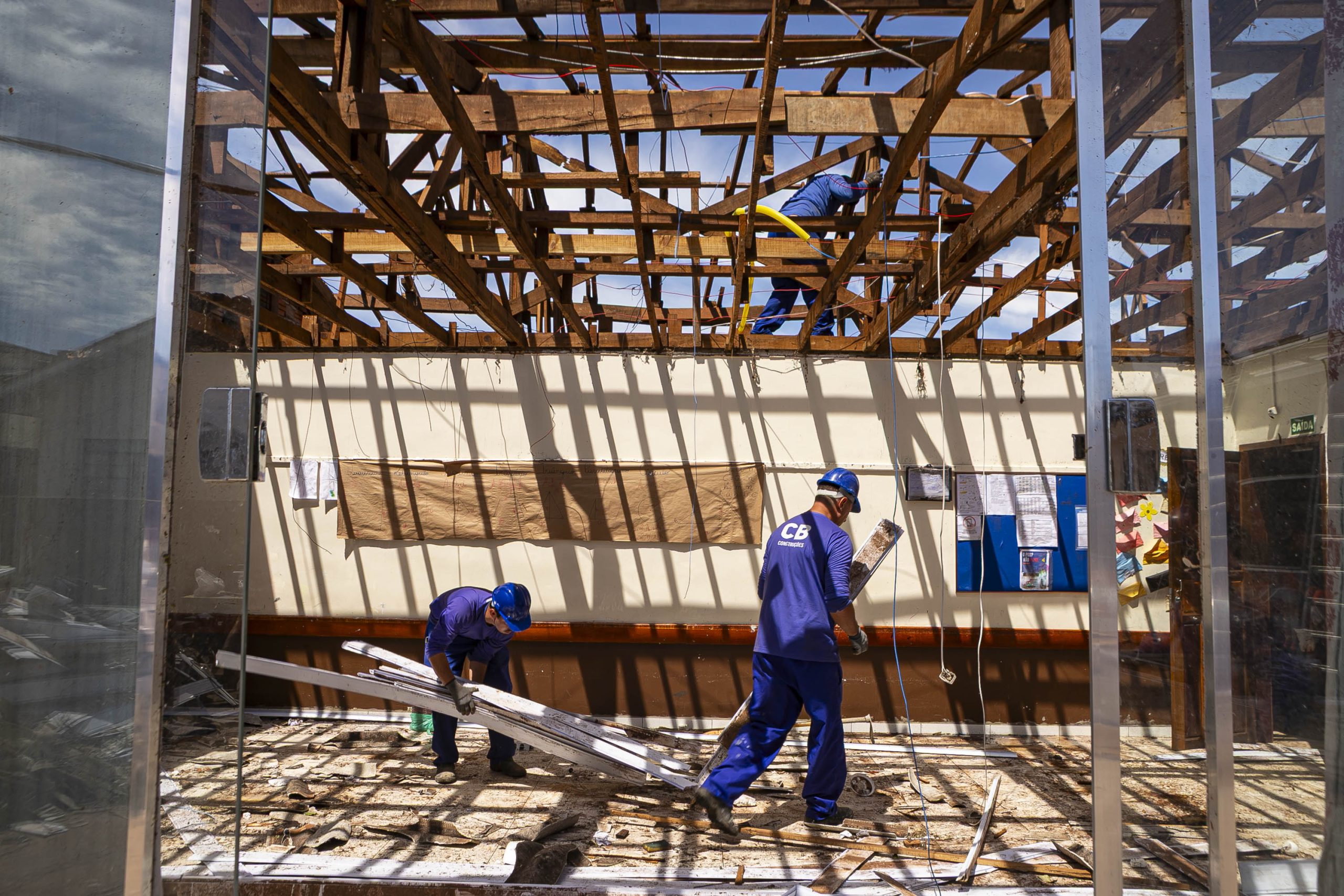 Detentos auxiliam na reconstrução de colégios atingidos pelo tornado em Rio Bonito do Iguaçu