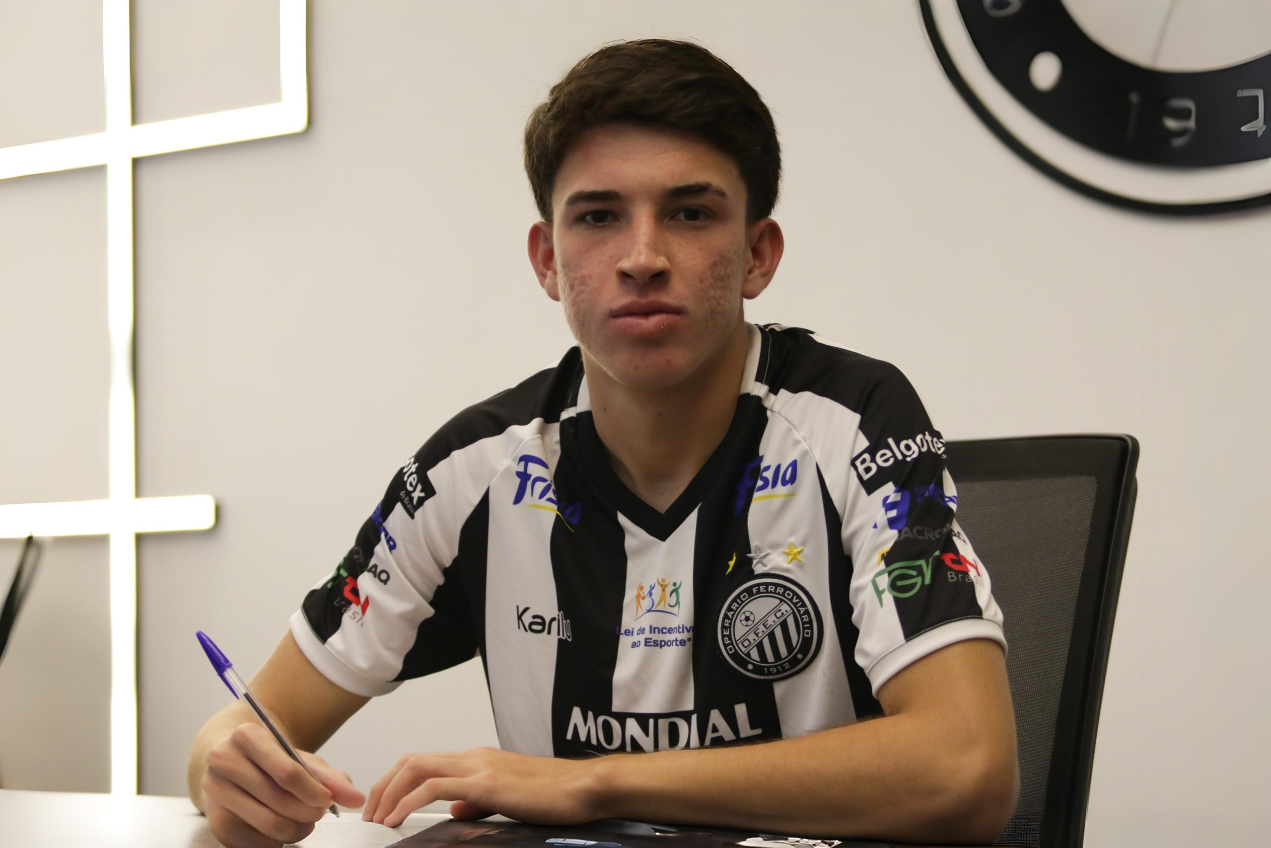 Lateral Miguel assina o primeiro contrato profissional com o OFEC