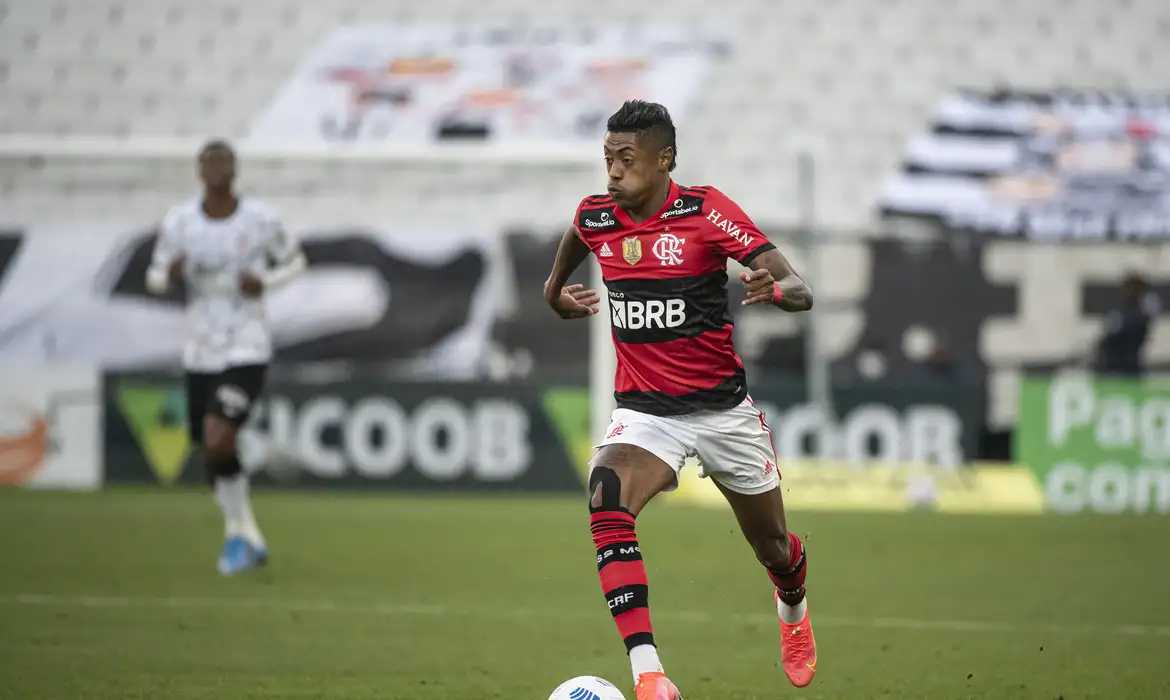 Justiça diz que jogador do Flamengo é réu por estelionato
