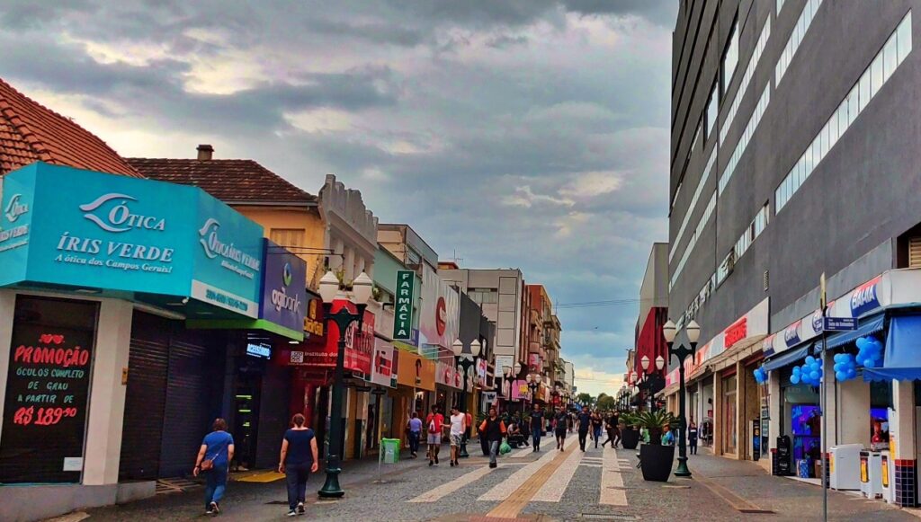 Horário estendido marca semana decisiva do comércio para o Natal em Ponta Grossa