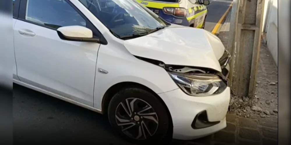 Carros colidem e acertam poste na região central de Ponta Grossa 