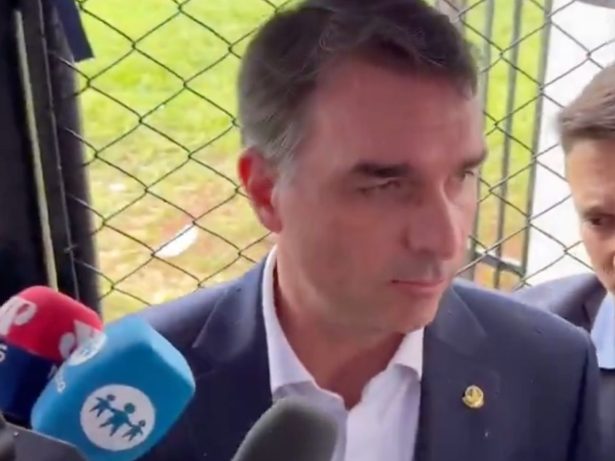 Flávio visita Jair Bolsonaro na cadeia e diz que acabou crise com Michele, sua madrasta