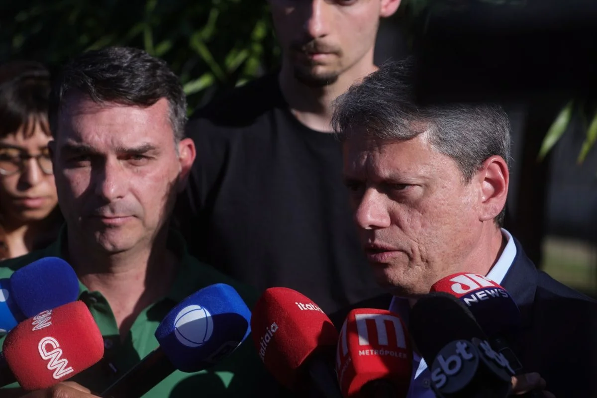 Simpatizantes questionam silêncio de Tarcísio de Freitas sobre candidatura de Flávio Bolsonaro