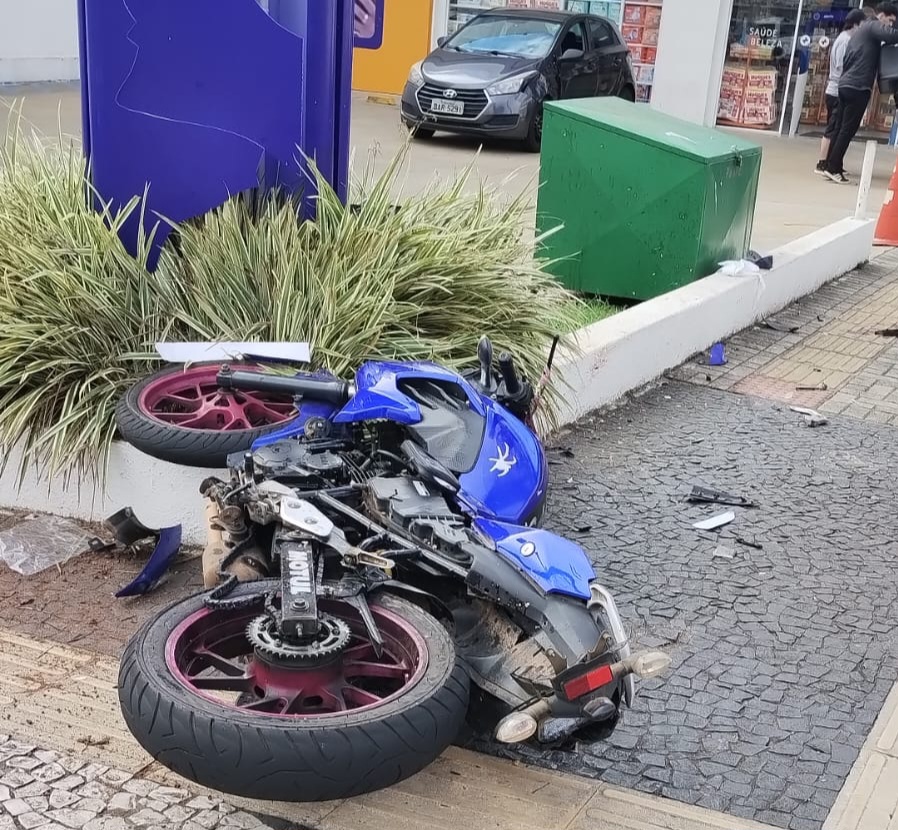 Motociclista fica gravemente ferido após colisão no Centro de PG