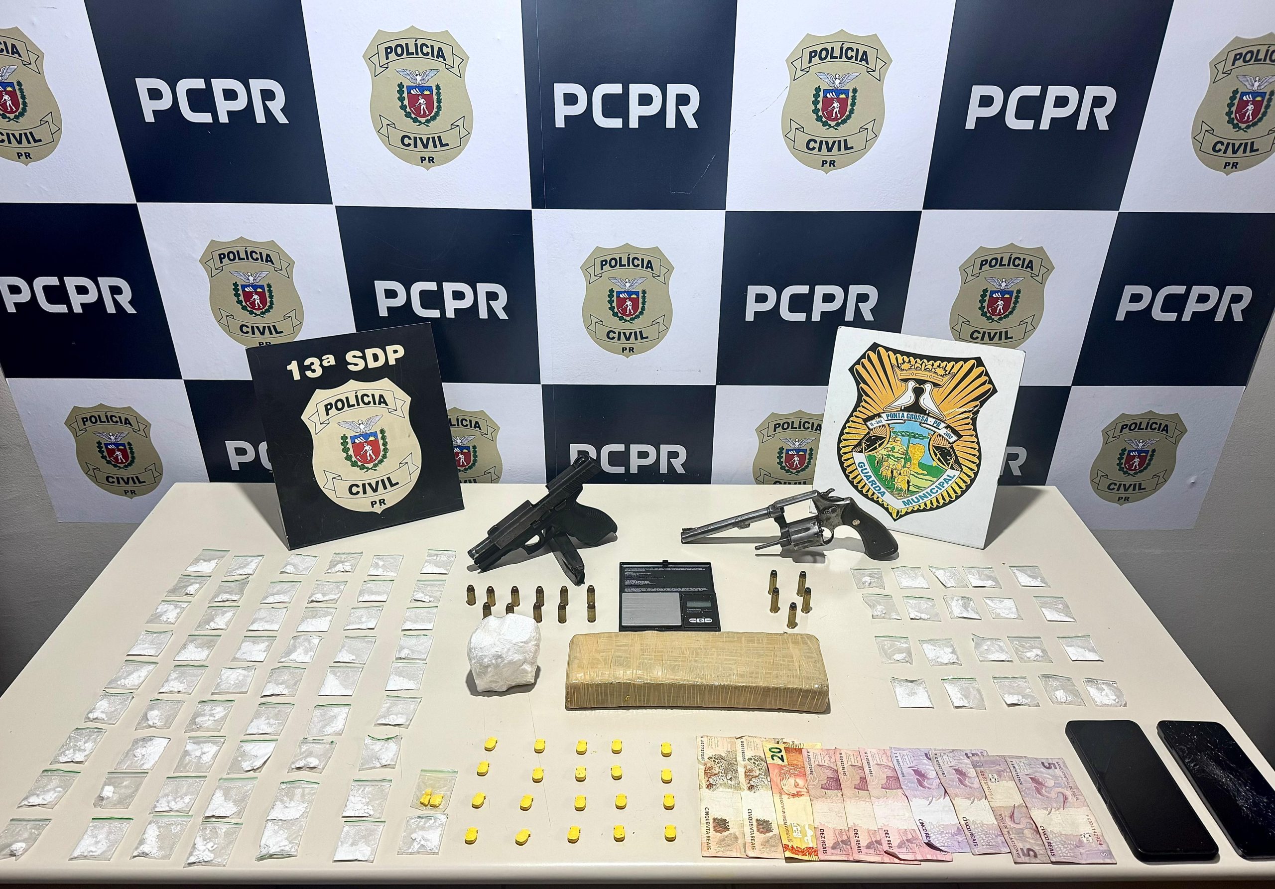 PCPR e GCM realizam ação e apreendem armas, drogas e levam quatro pessoas para prisão em Ponta Grossa 