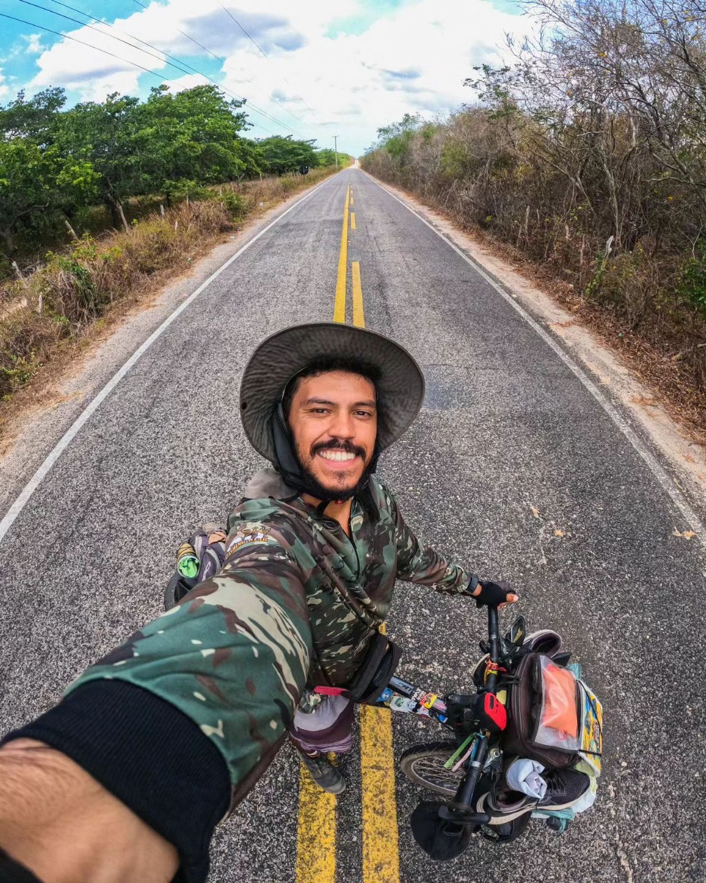 Com apenas R$ 800 e uma bicicleta equipada, ponta-grossense viaja 13 estados e lança livro com registros