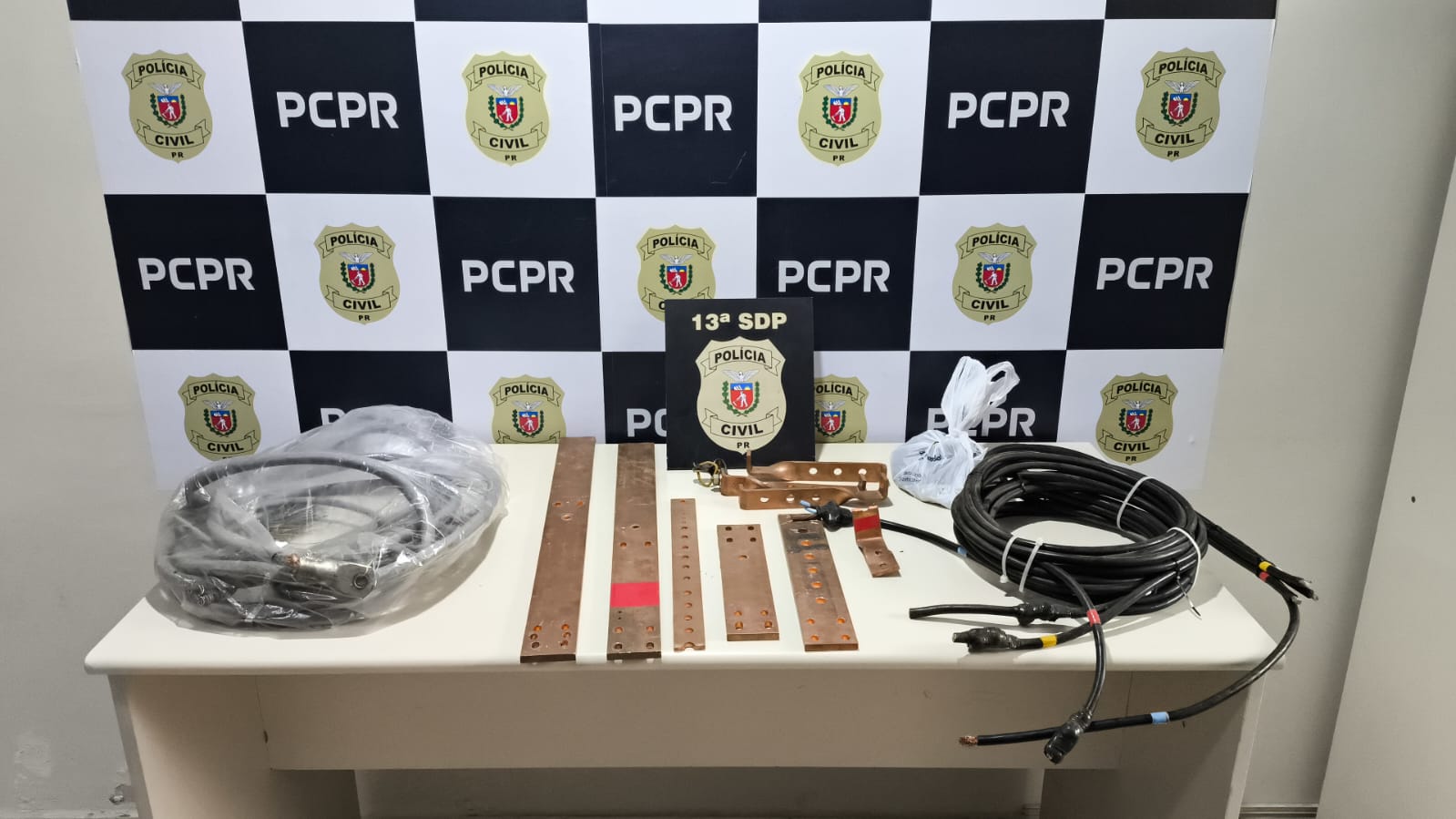 Dono de empresa de reciclagem é preso em PG após polícia encontrar fios e equipamentos de telefonia furtados 