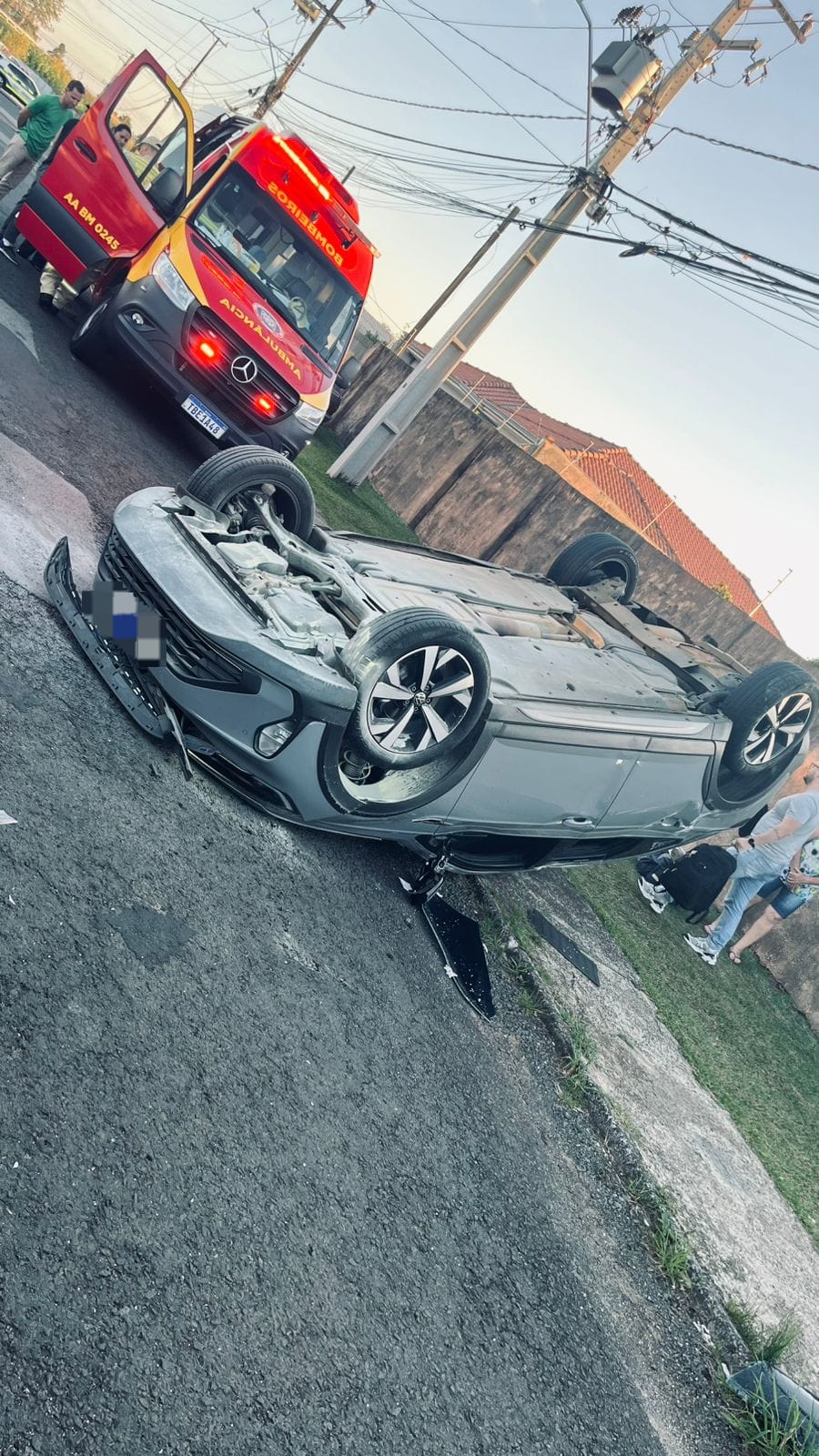 Mulher fica ferida após colidir e capotar veículo em PG