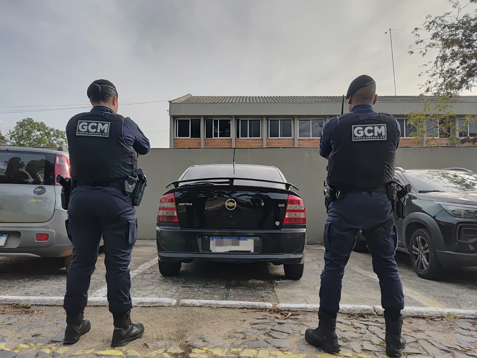 Homem é preso após ser flagrado conduzindo carro com alerta de furto no bairro Uvaranas, em PG