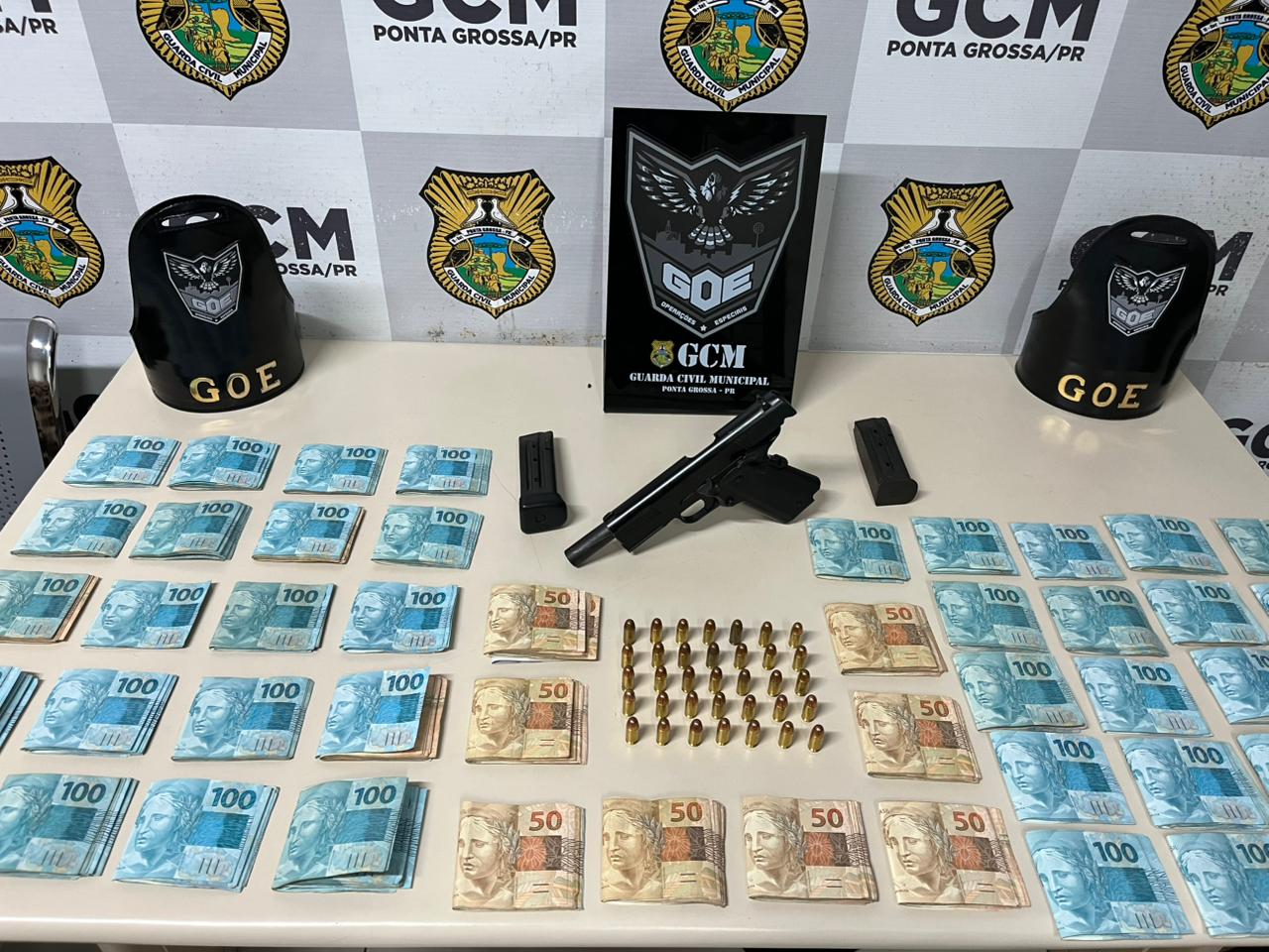 Homem é preso por posse de arma de fogo e por não declarar a origem de 50 mil reais em espécie, em PG