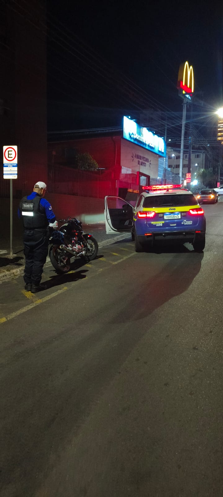 GCM aborda motociclista que estava fazendo manobras perigosas no Centro de PG
