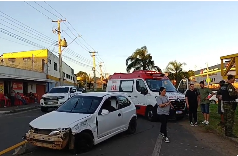 Mulher sofre fratura exposta após colisão de moto contra carro em PG