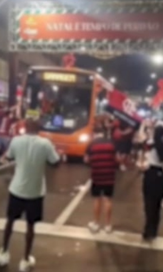 VCG abre sindicância para investigar situação em que torcedores flamenguistas balançam transporte coletivo