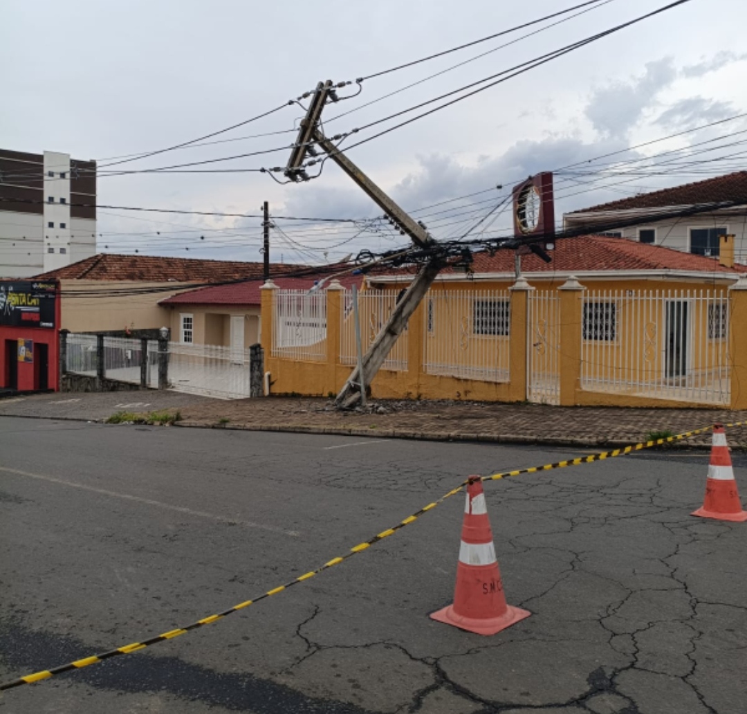 Caminhão colidem contra poste no bairro Chapada, em PG