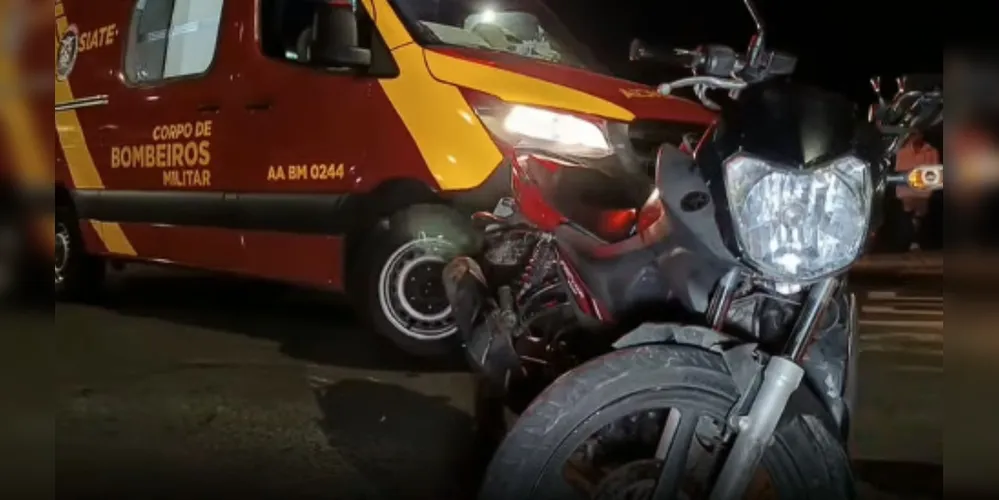Homem fica ferido após colidir moto contra automóvel em PG