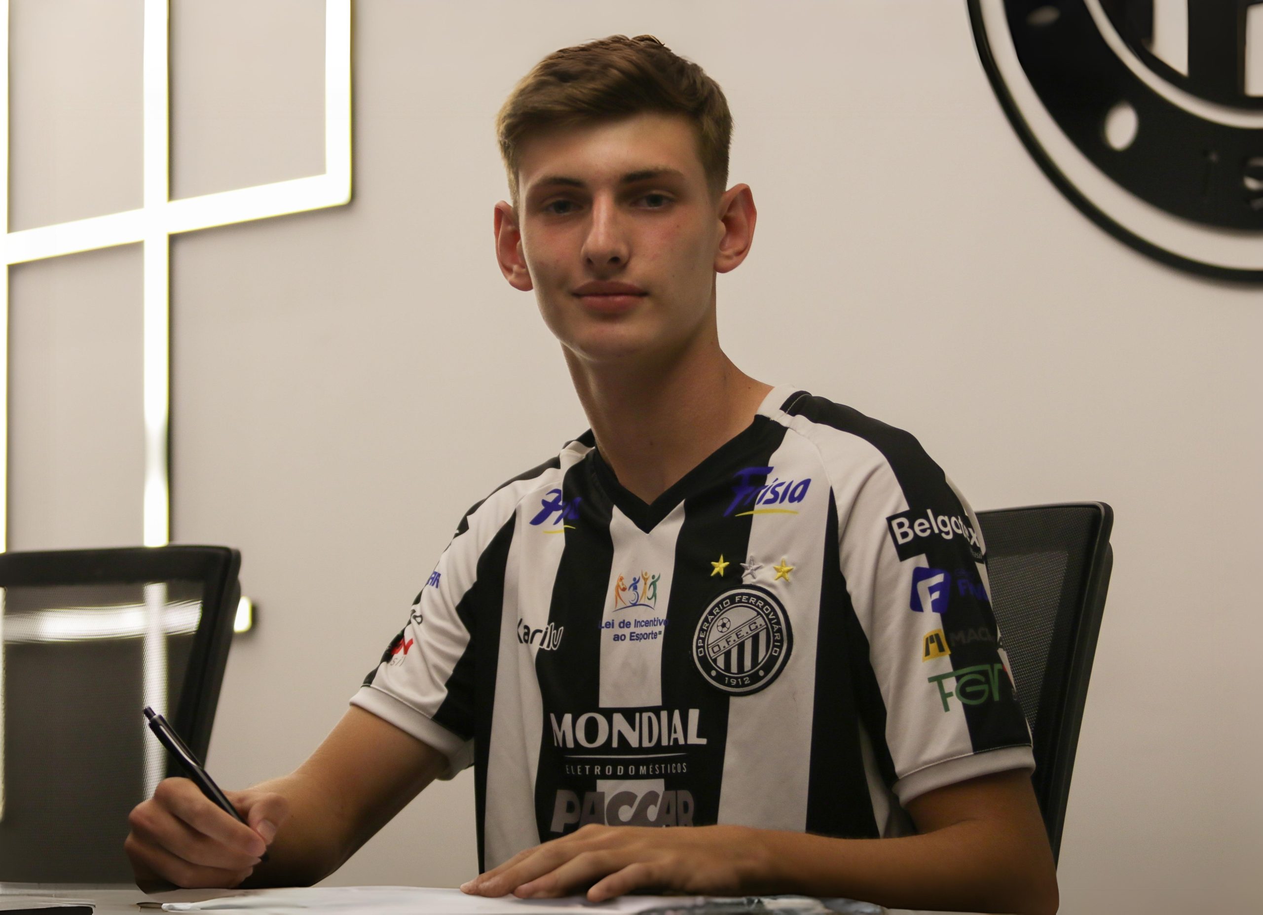 Atacante Germano assina contrato profissional com apenas 16 anos