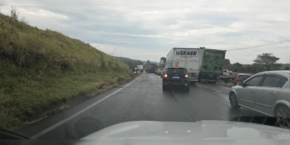 ATENÇÃO: Acidente grave na BR-376; uma pessoa foi ejetada para fora do veículo