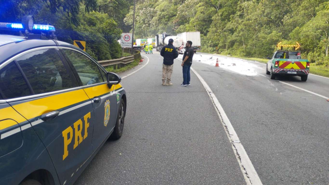 AGORA: Engavetamento entre caminhões interdita BR-376