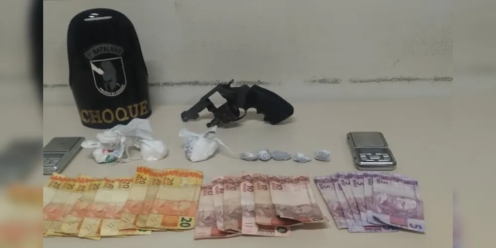 Mulher é presa por tráfico de drogas em PG; suspeita tenta dispensar droga durante abordagem