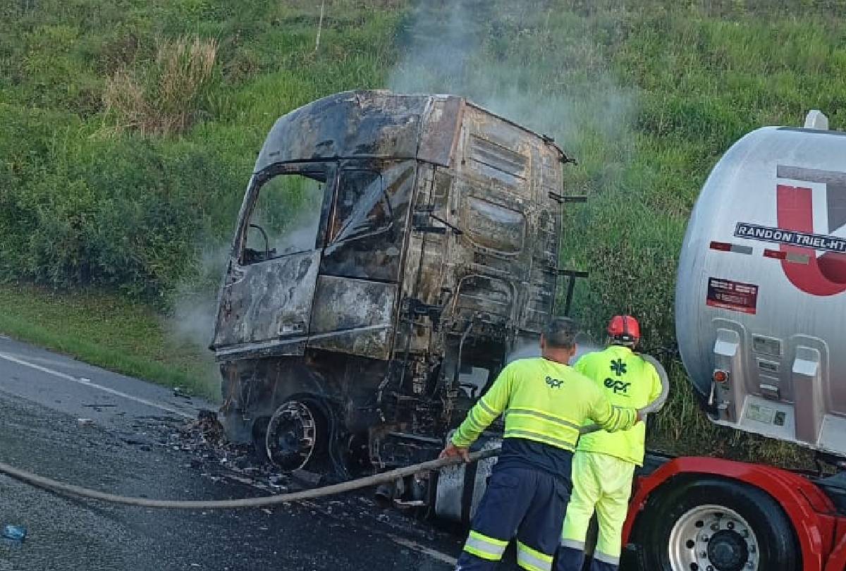 Caminhoneiro sai ileso após caminhão pegar fogo na BR-277
