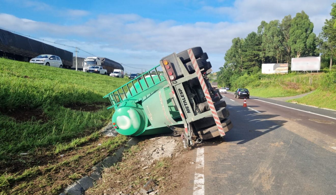 AGORA: Tráfego lento na BR-277 após tombamento de caminhão 
