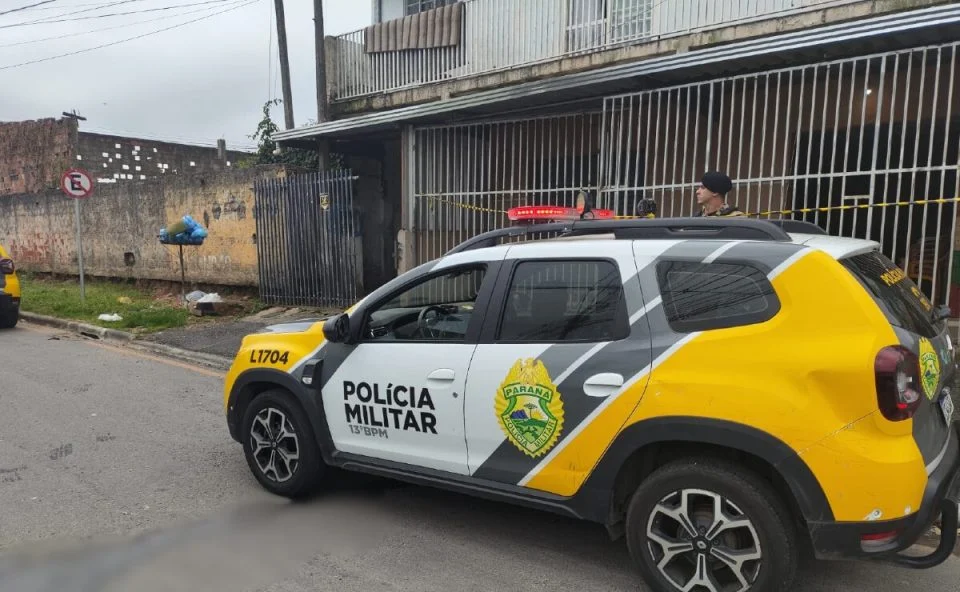 Homem é encontrado morto com perfurações de faca dentro de bar